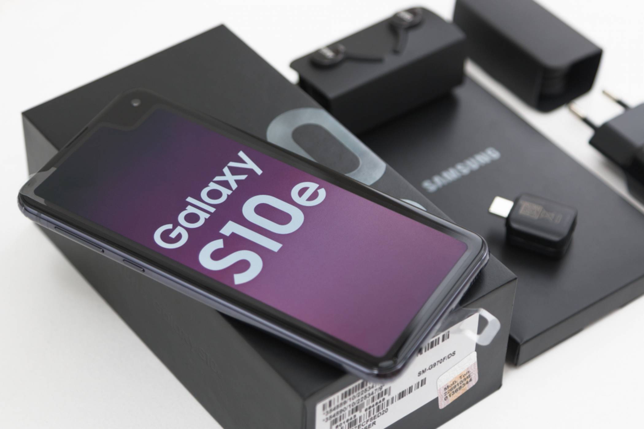 Без слушалки и зарядно в кутията на Samsung Galaxy S21? 