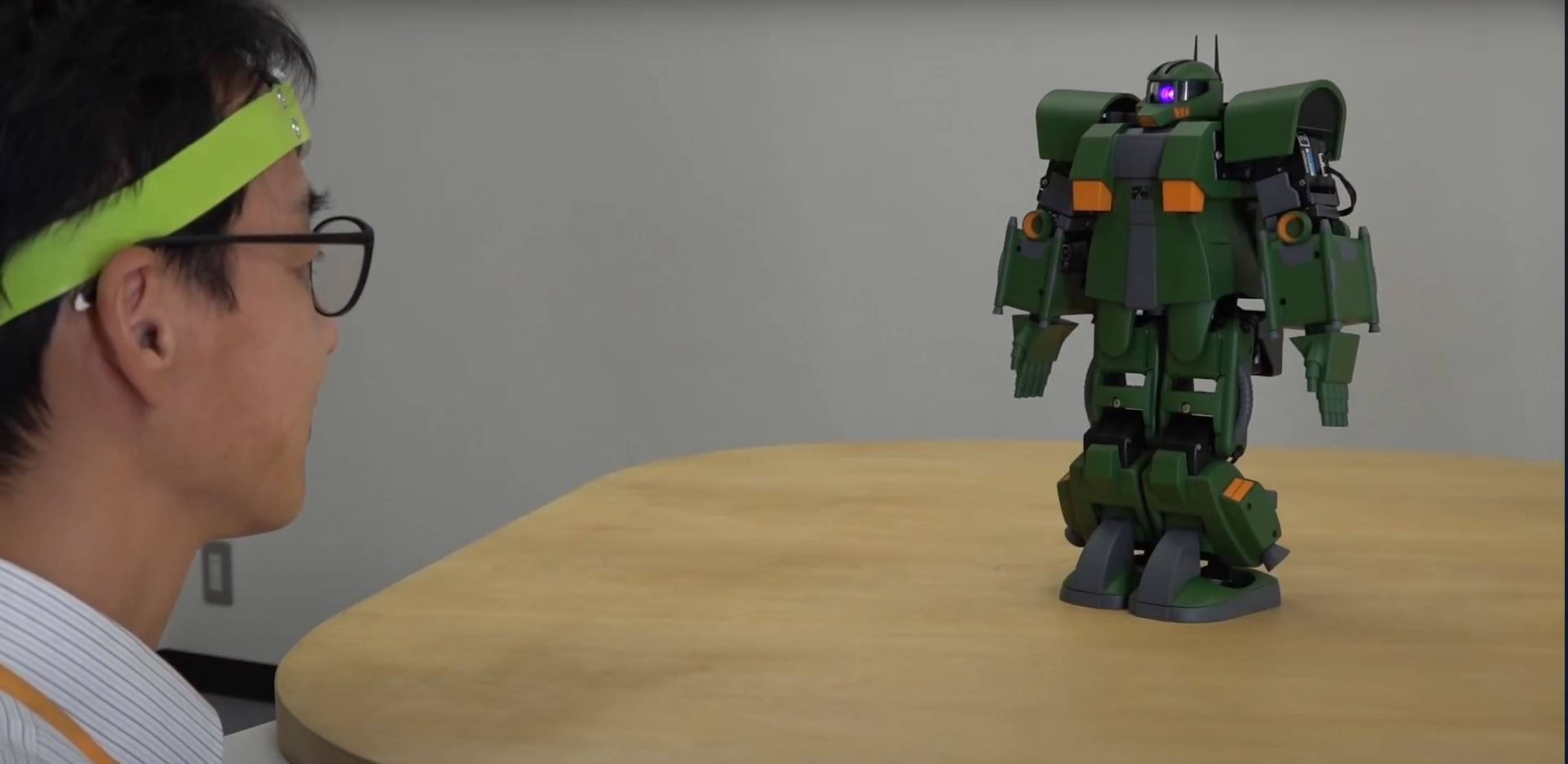 Японски учени създадоха технология, чрез която можете да контролирате с ума си малък Gundam робот (ВИДЕО)