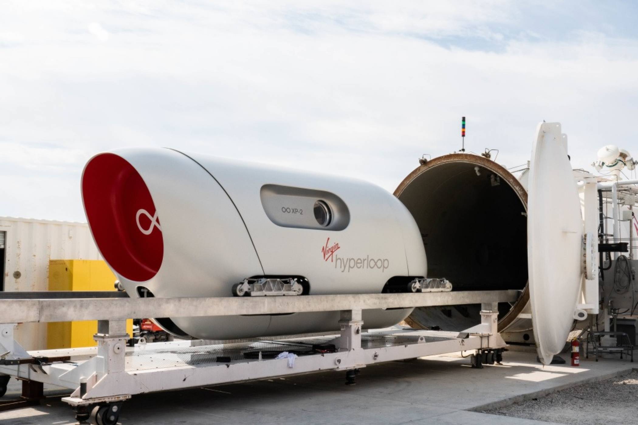 Първото Hyperloop пътуване с хора премина успешно