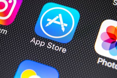 Стикер с маска скара Apple и разработчици