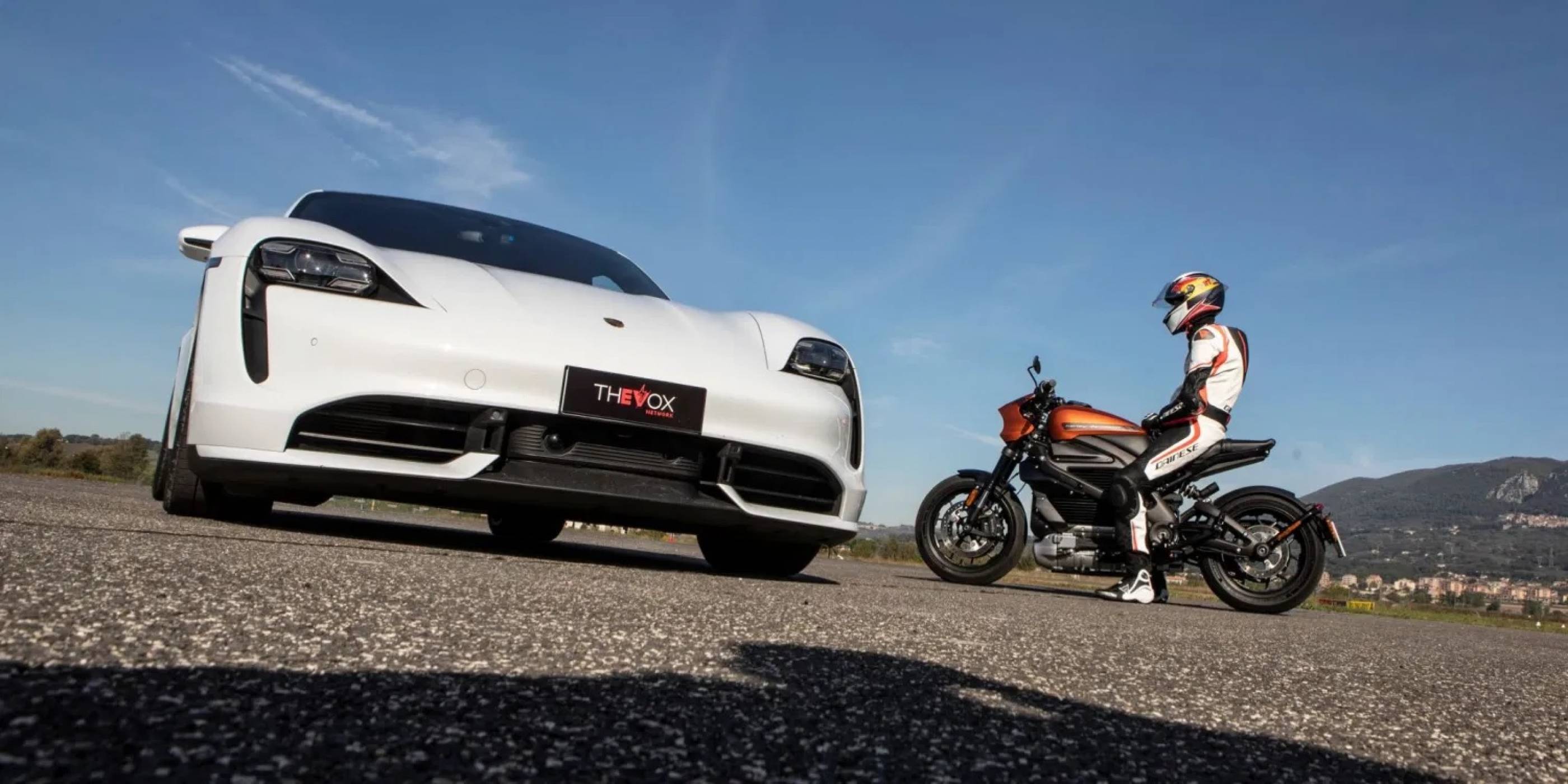 Porsche Taycan vs. Harley-Davidson LiveWire: не пропускайте това зрелище (ВИДЕО) 
