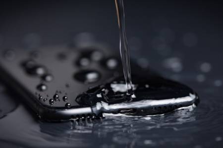 Сериозна глоба за Apple за подвеждаща информация за водоустойчивостта на iPhone