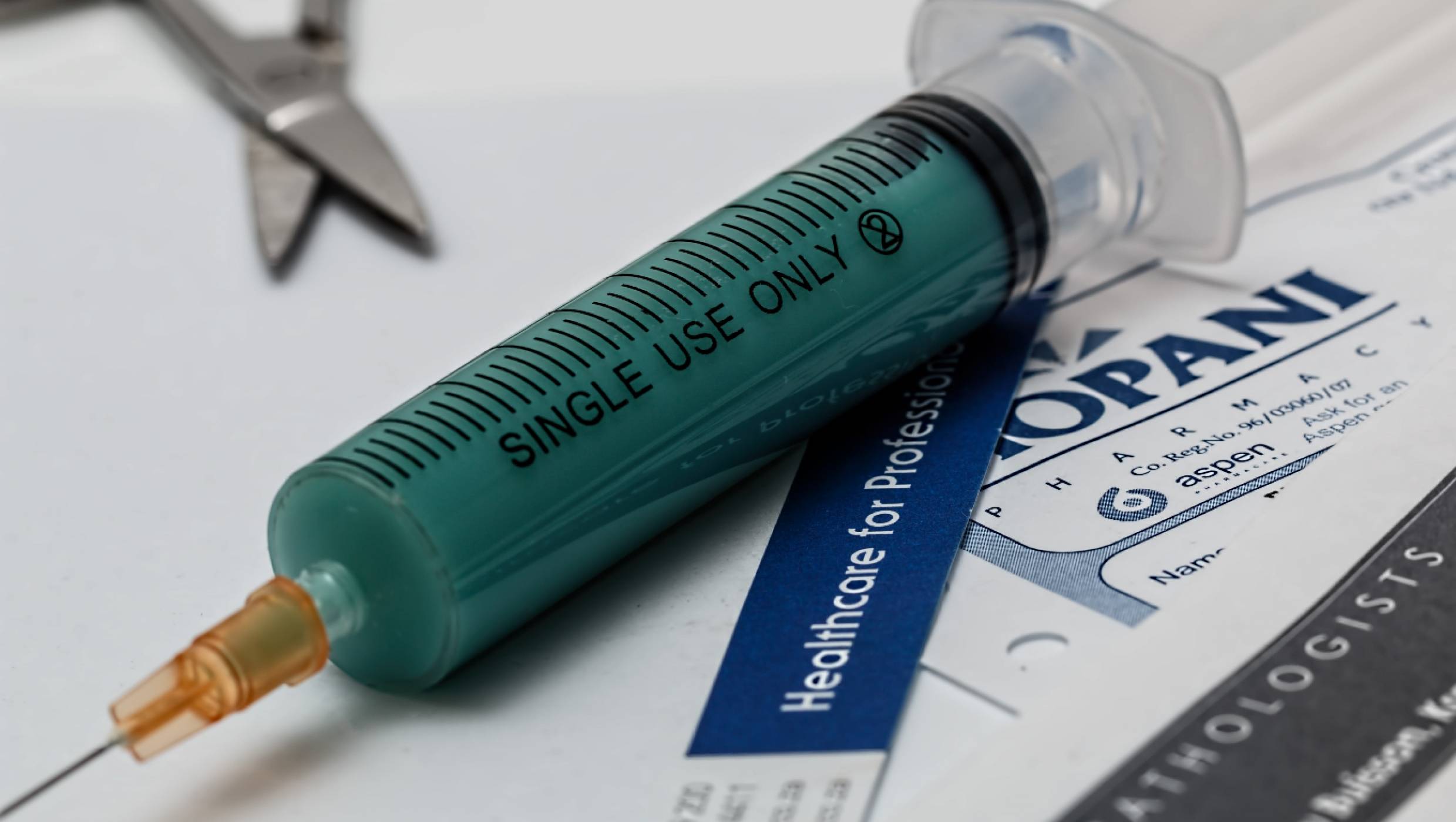 Вицепрезидентът на САЩ се ваксинира срещу COVID-19 на живо по ТV