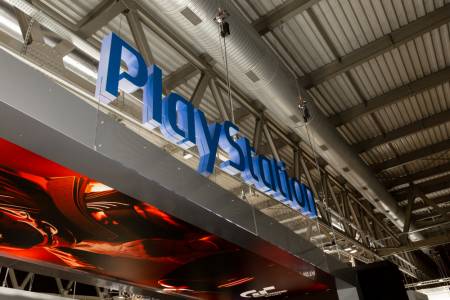 Готови на всичко за заветната цел: жесток женски бой заради PlayStation 5 (ВИДЕО)