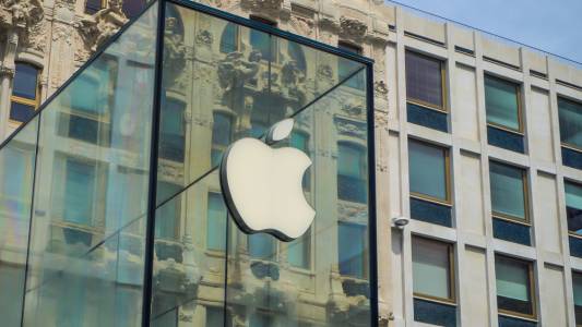 Пандемията затвори почти сто магазина на Apple в пиковия момент от годината 
