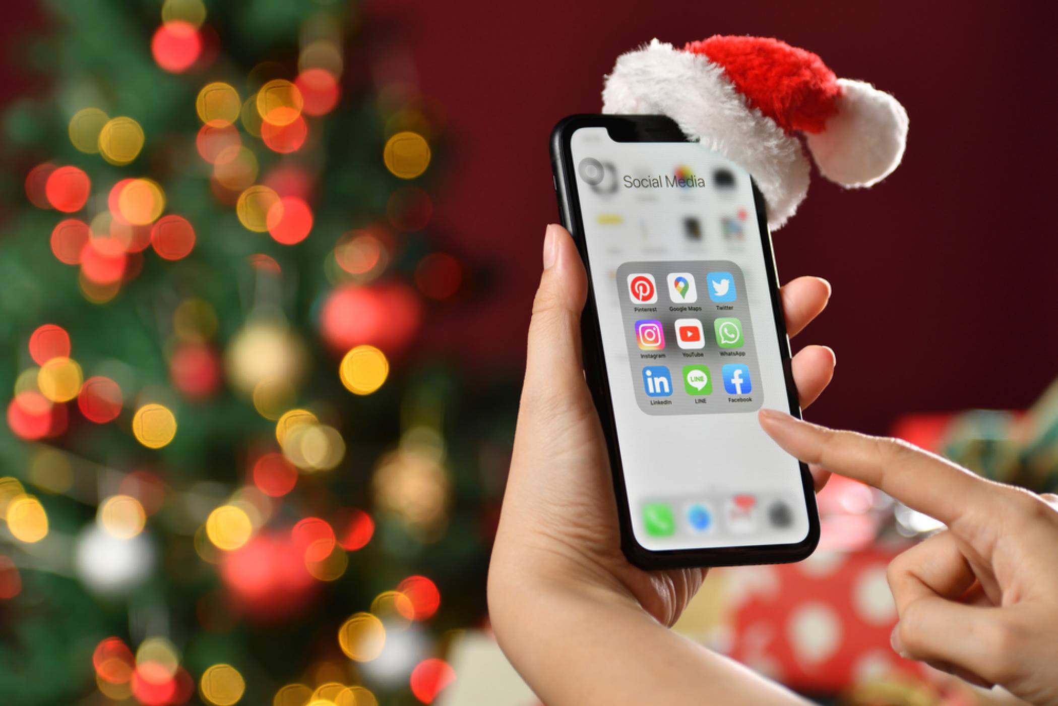 Apple дава готови за хакване iPhone-и на киберексперти 