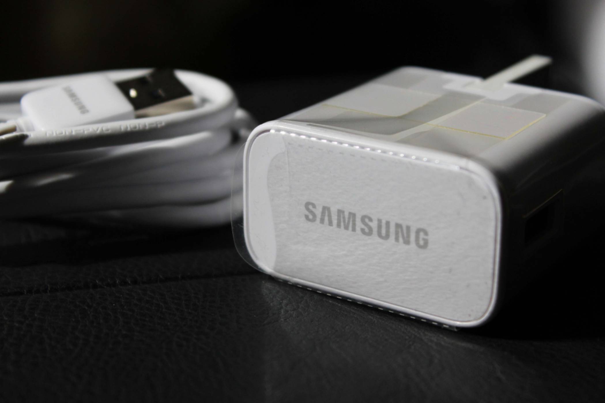 Samsung изтри подигравателен пост към Apple, защото вероятно също ще махне зарядното от комплекта 
