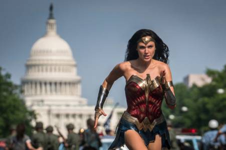 Милиони зрители на Wonder Woman 1984 в деня на премиерата гарантираха продължението