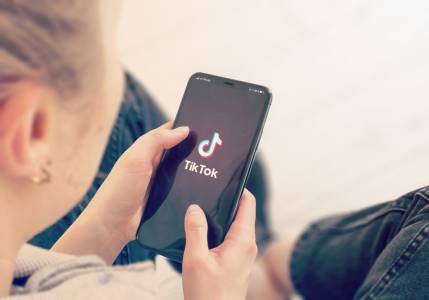 12-годишно момиче съди TikTok за злоупотреба с данните му 