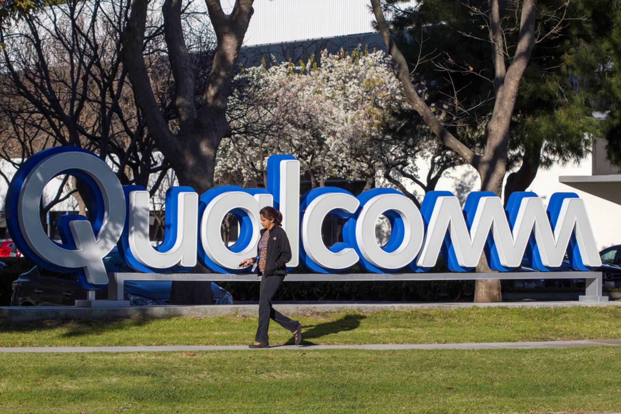 Qualcomm току-що похарчи 1.4 млрд. долара, за да се конкурира с новите лаптопи на Apple