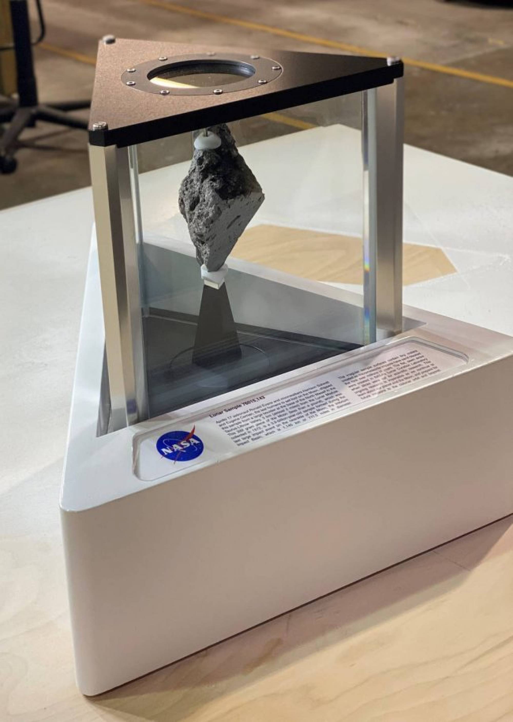 Парче лунна скала в кабинета на Байдън дава надежди за US амбициите в Космоса 