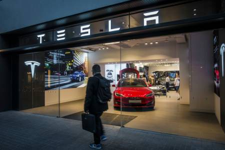 Tesla Model 3 е най-продаваната е-кола за 2020 г., и то с много 
