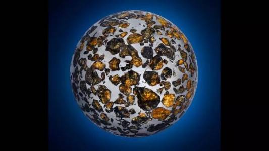 Извънземна кристална топка се продава на търг за стотици хиляди долари 