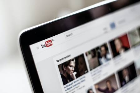 YouTube на война срещу заблуждаваща информация относно Covid-19 