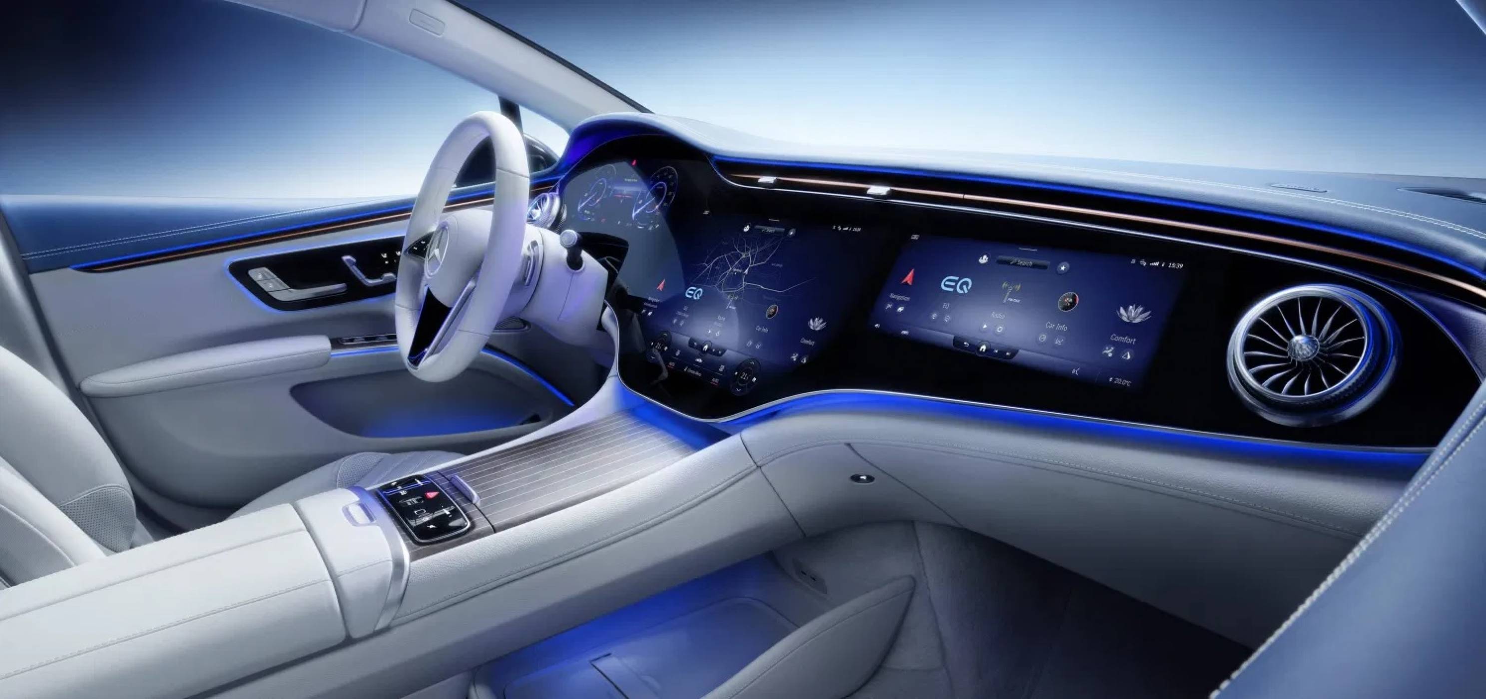 Огромният 55-инчов дисплей на Mercedes-Benz EQS е като прозорец към бъдещето