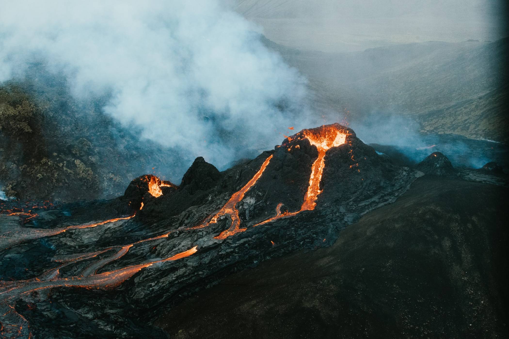 Вижте тези зашеметяващи кадри на изригващ вулкан (ВИДЕО) 