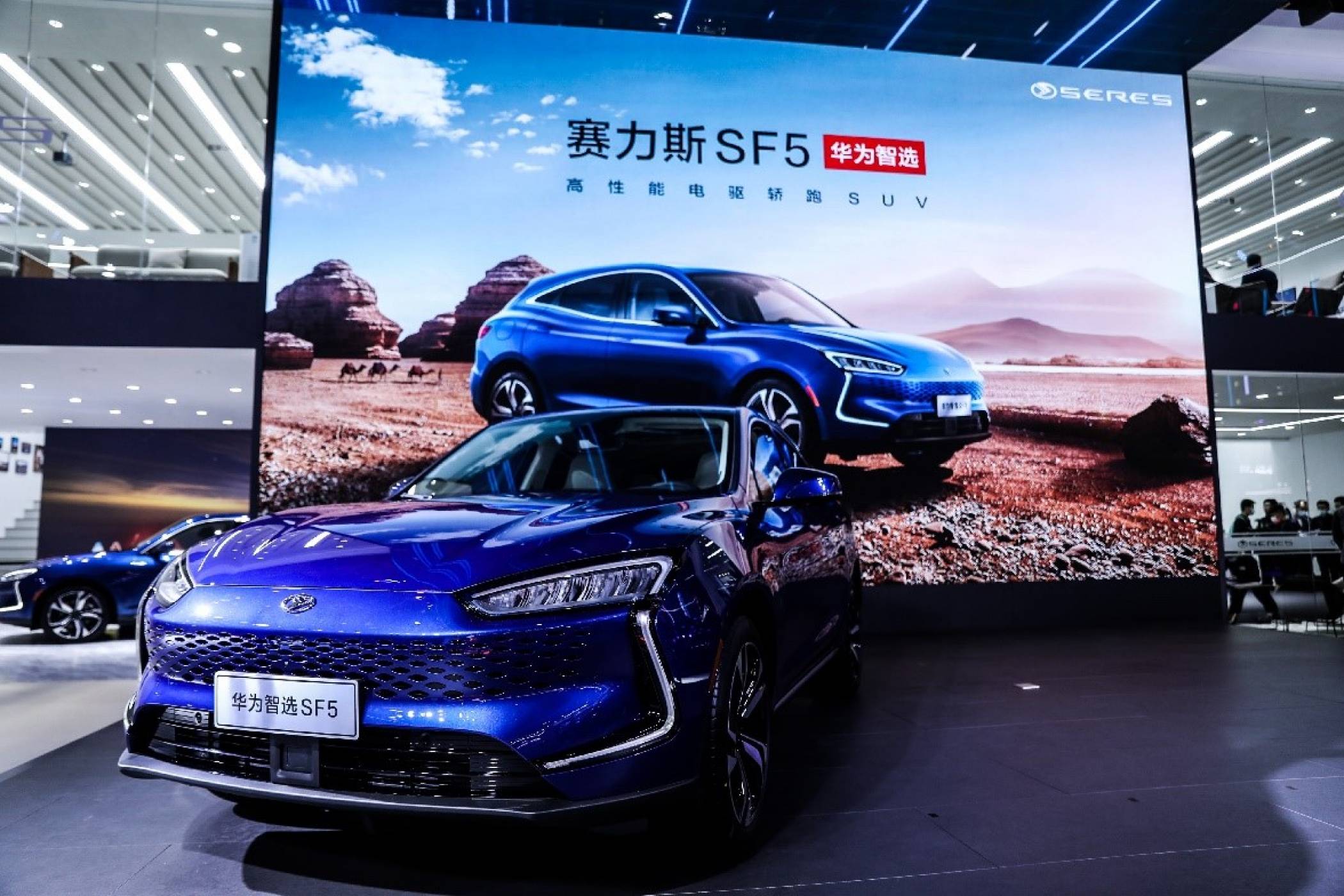 Huawei представи новата е-кола SERES SF5 с удължен пробег