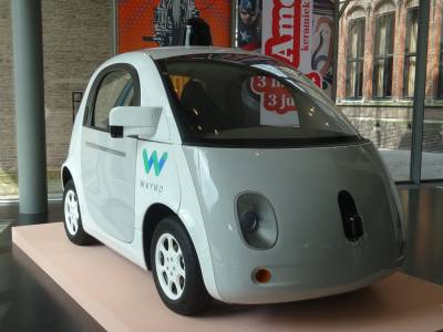 Умна кола на Waymo се обърка от пътна сигнализация