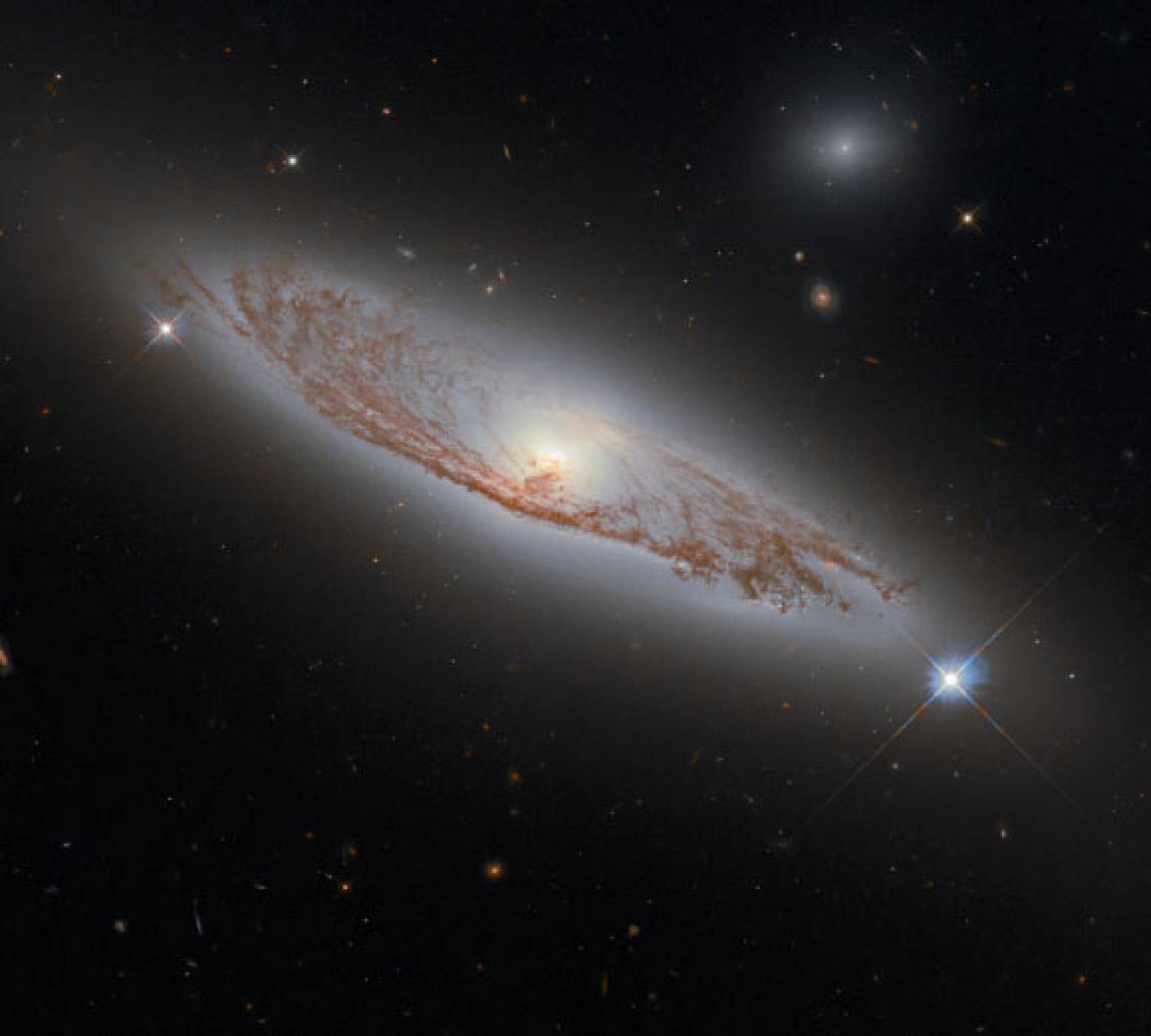 Телескопът Хъбъл ни направи съпричастни на изключителната спираловидна галактика NGC 5037 