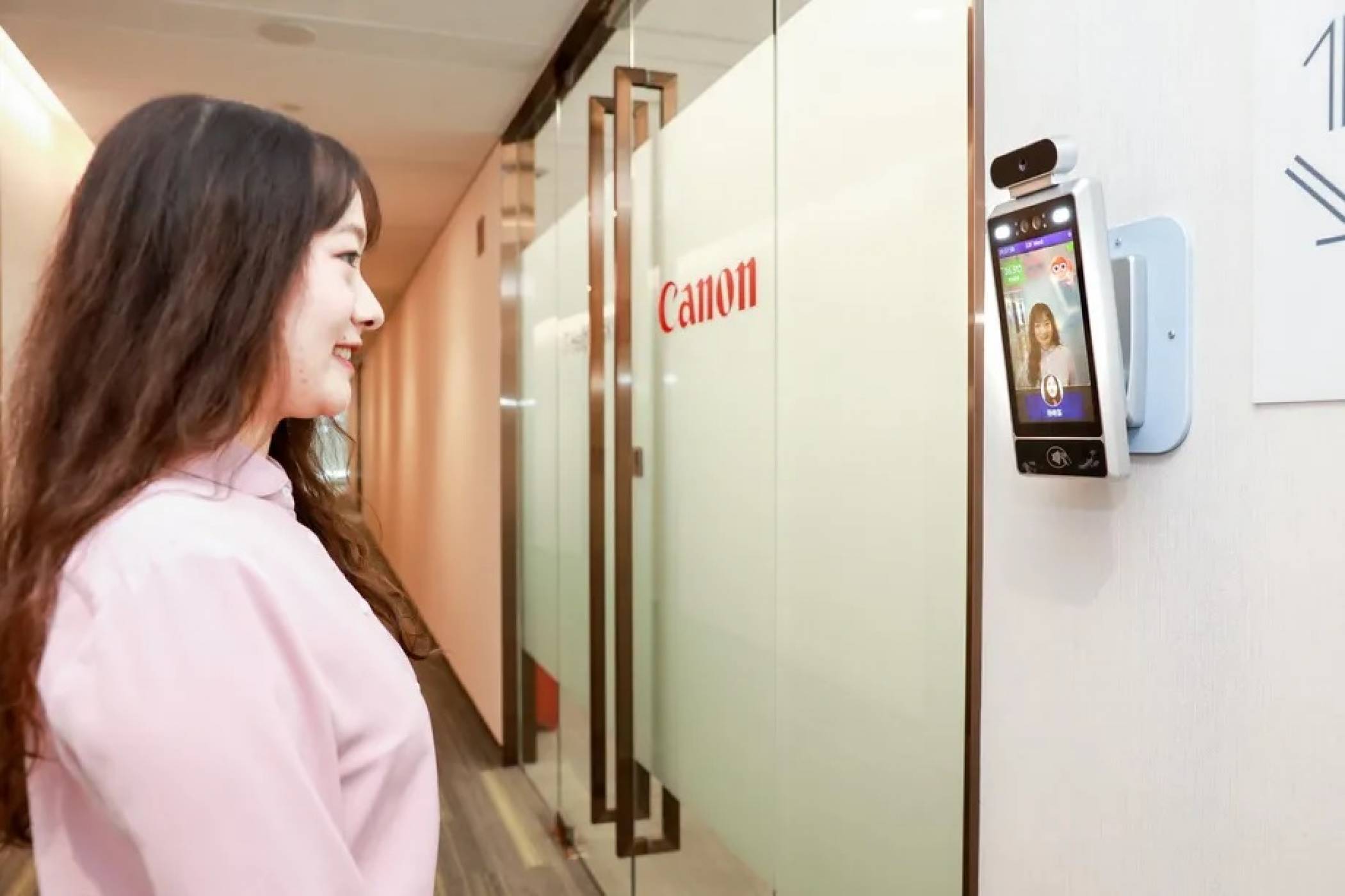 Камера с изкуствен интелект пуска само усмихнати служители в офис на Canon 