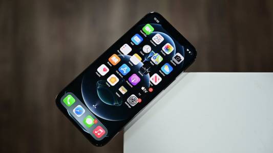 Нов закон може да забрани на Apple да зарежда предварително собствените си iOS приложения