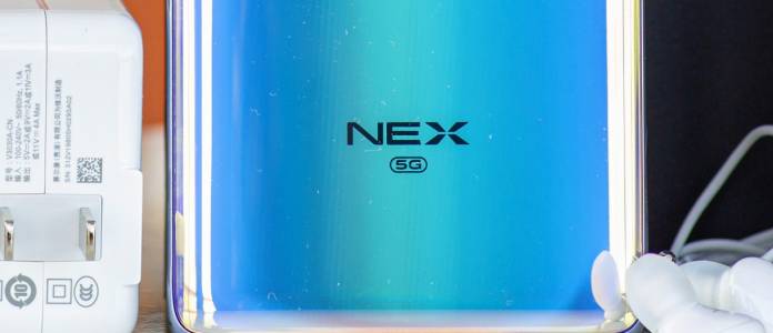 Това са имената на гъвкавия и навиващия се смартфон Vivo NEX