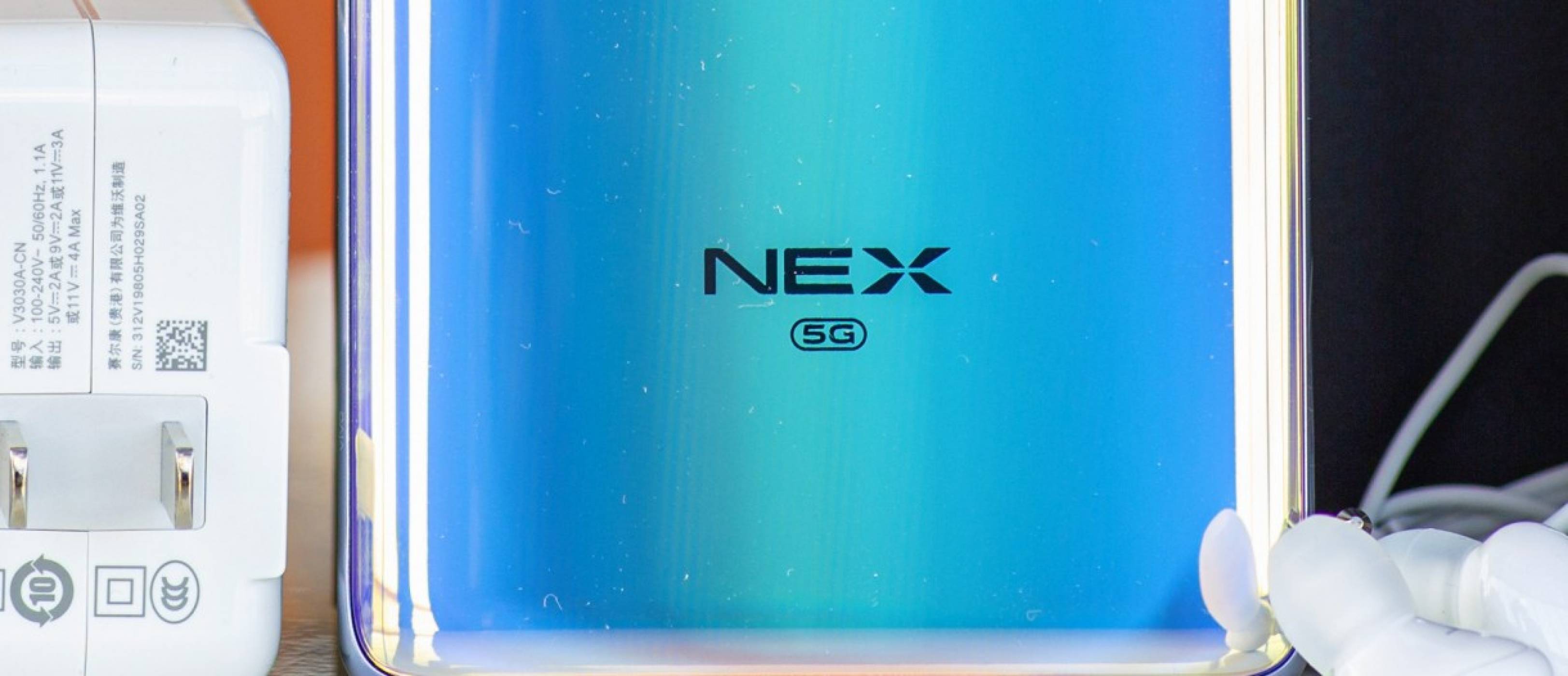 Това са имената на гъвкавия и навиващия се смартфон Vivo NEX