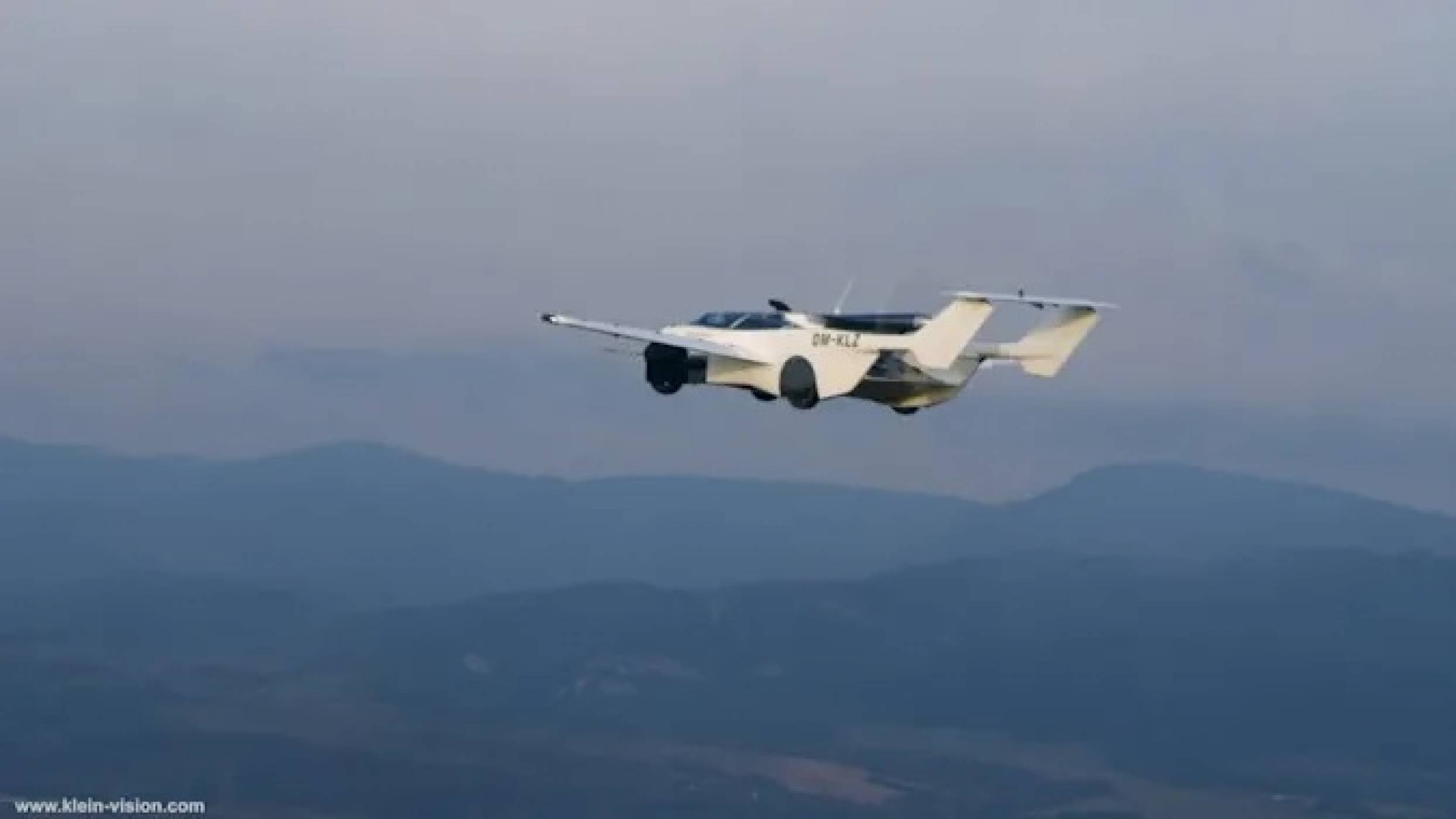 Прототипът на AirCar с първи успешен полет над града 
