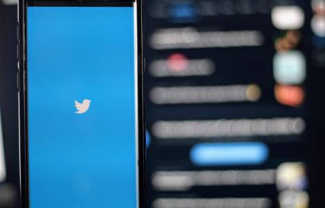 Twitter спира с верифицирането на акаунтите