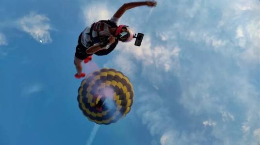 OnePlus 9 скача с парашут, за да ви убеди, че камерата му струва 