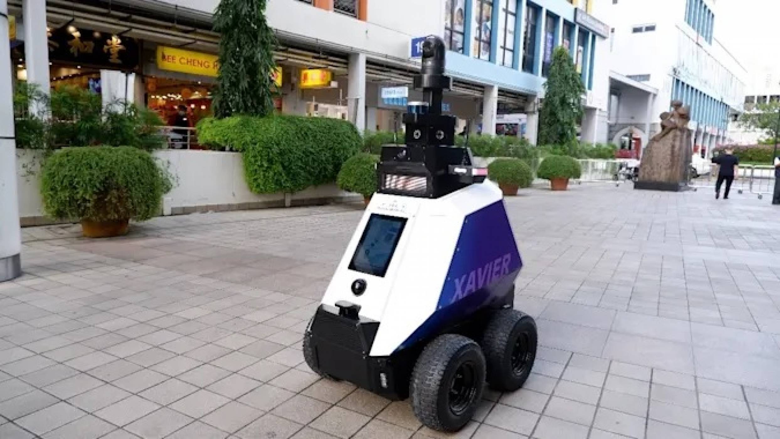 Роботи ще следят за COVID-19 мерките по улиците на Сингапур