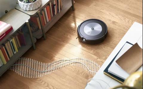 Новият робот прахосмукачка iRobot Roomba j7+ най-накрая разбира, преди да е сгафил