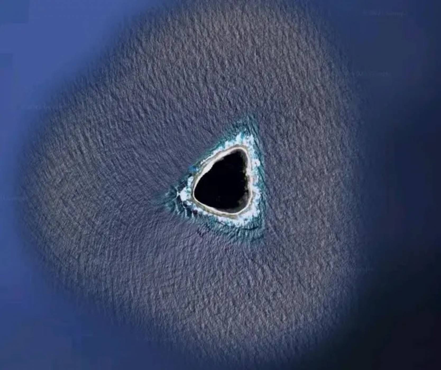 Мистериозен остров със заличена вътрешност удивява и плаши в Google Maps 