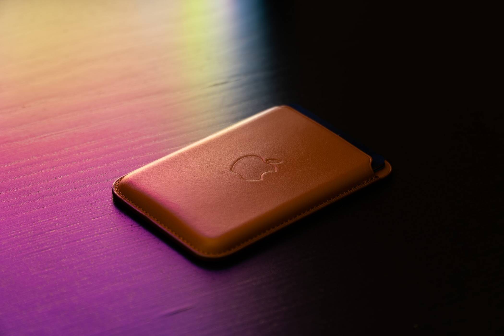 Apple ни пазят, защото това им носи печалба