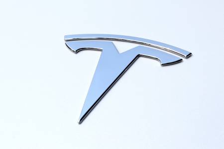 Tesla започнаха да изпращат автомобили с липсващи USB портове