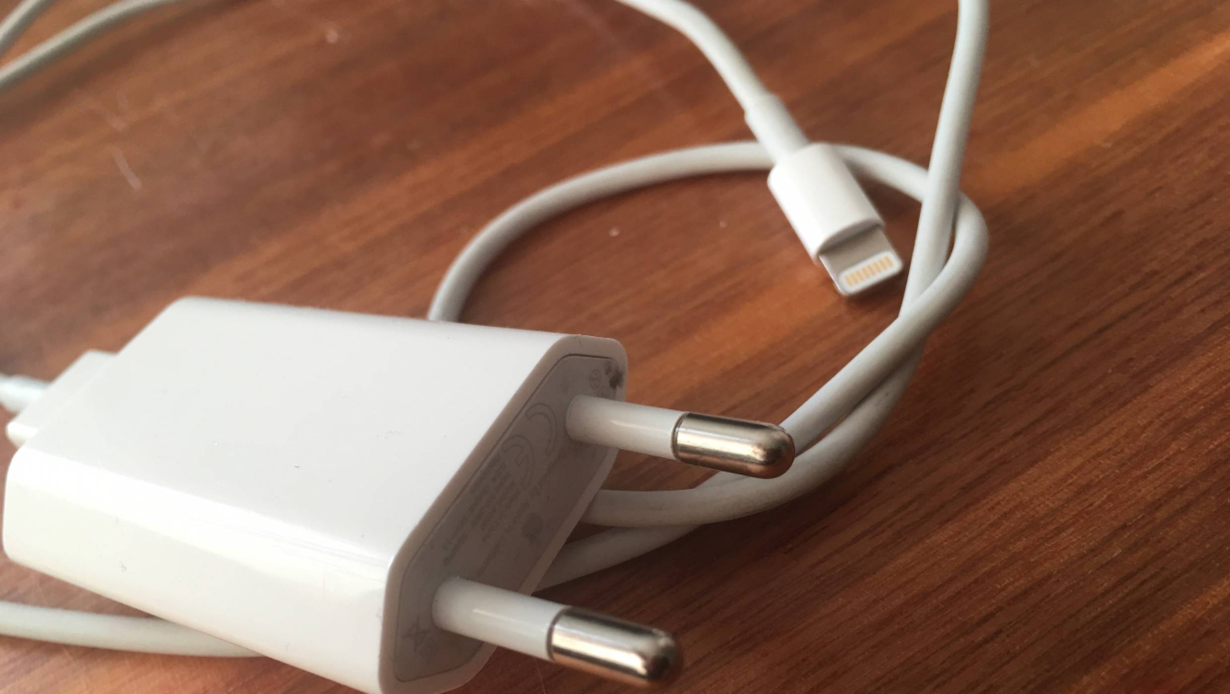 Apple работи по универсалното зарядно на бъдещето