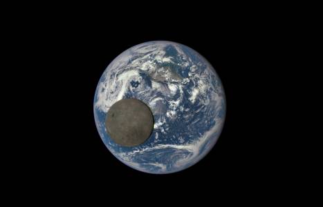 Камера на NASA показва от милиони километри дистанция как Луната преминава пред Земята