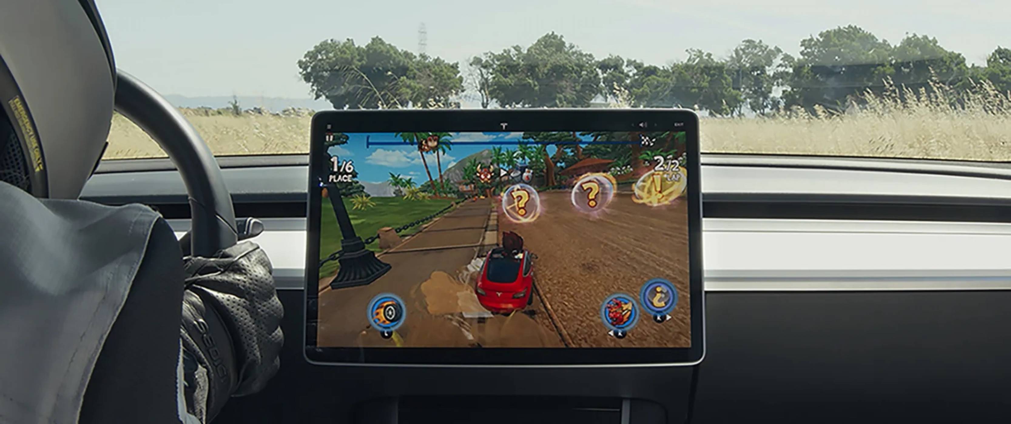 Хванаха Tesla, че видеоигрите им са активни, докато автомобилът е в движение