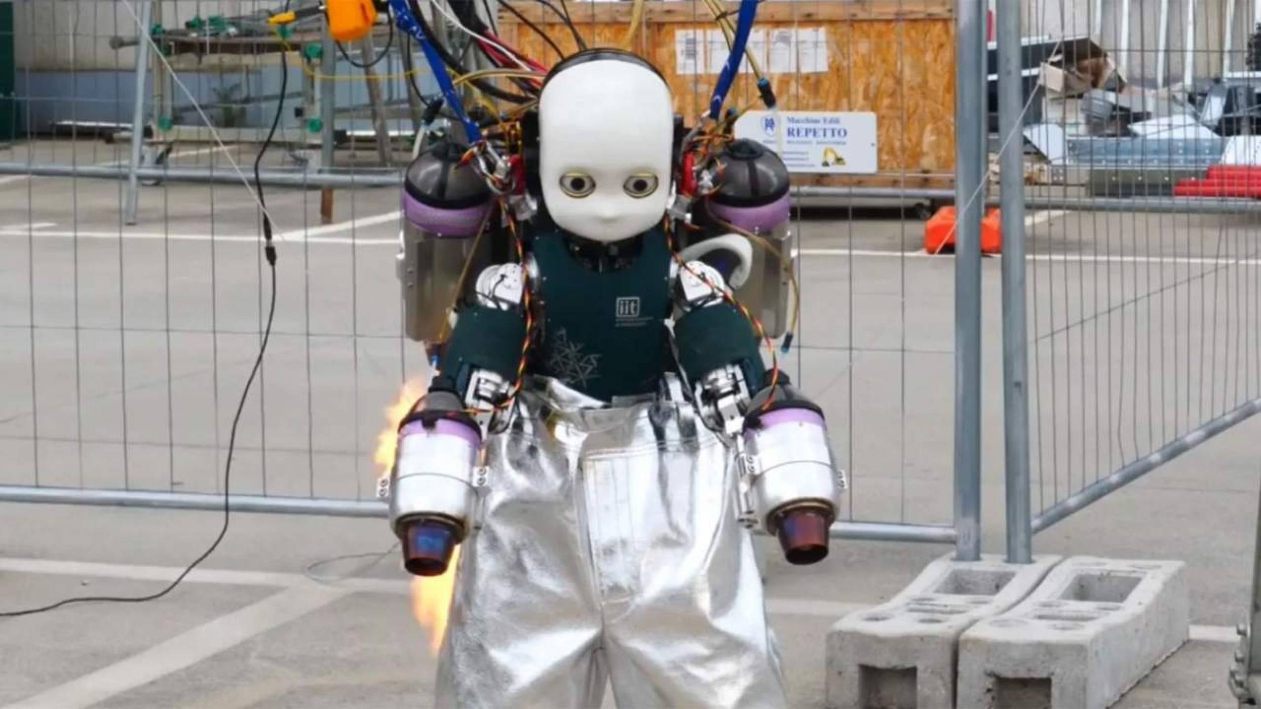 Този хуманоиден робот иска да полети като Железния човек