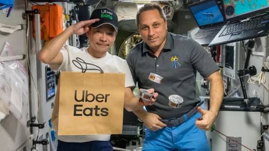 Японски милиардер достави първата пратка Uber Eats в Космоса