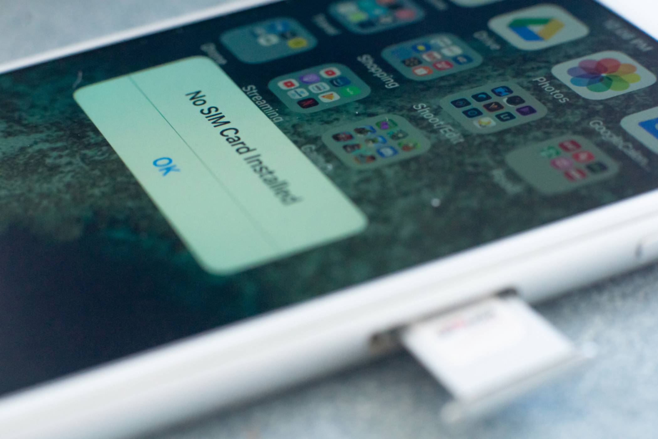 iPhone 15 Pro може би ще пропусне физическата SIM карта, но все още не я изхвърляйте