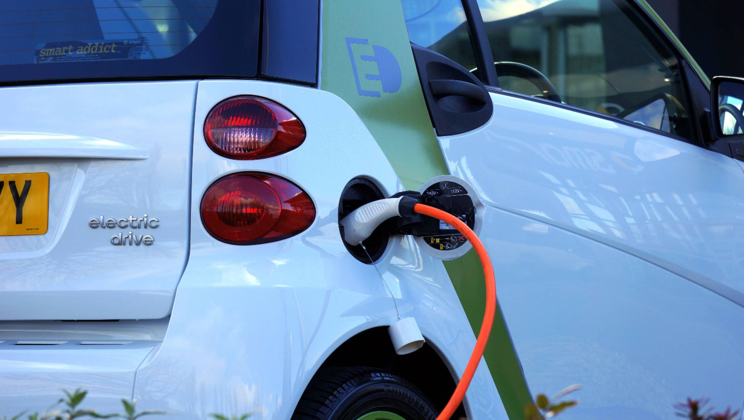 Бензиновите коли са изложени на 100 пъти по-голям риск от пожар спрямо електрическите