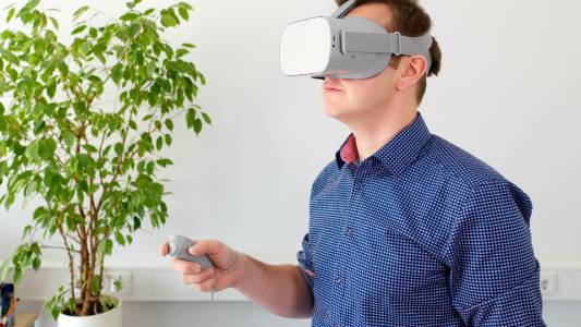 VR/AR шлемът на Apple ще закъснее, защото прегрява 