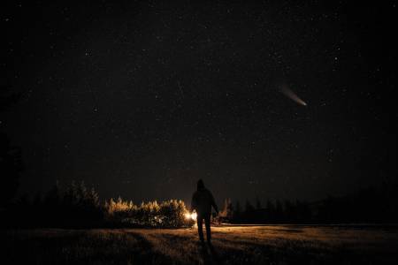 Фотограф успя да снима огромен астероид, прелитащ покрай Земята (ВИДЕО)