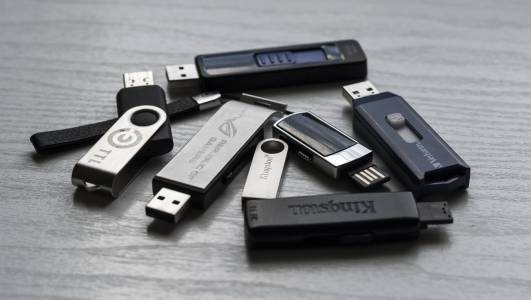 Непроверени USB устройства заплашват милиони служебни компютри