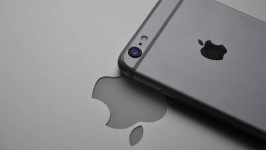 Дисплеят на iPhone 15 ще бъде първият с истински малък прорез благодарение на Samsung 