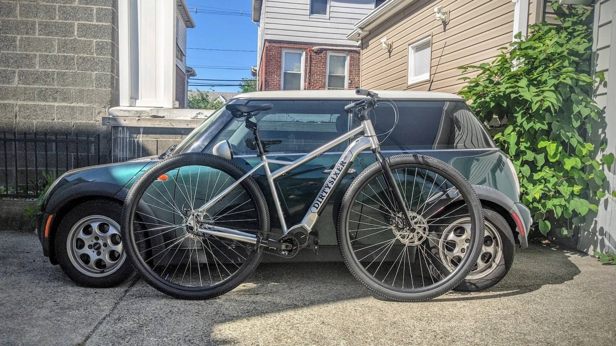 DirtySixer показа най-голямото е-колело в света с 36-инчови гуми