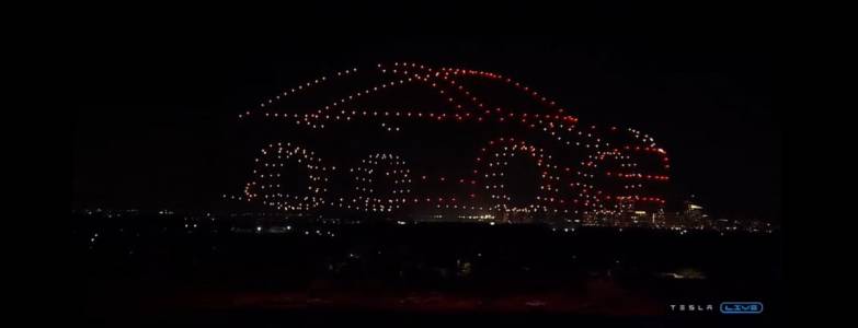Вижте невероятното светлинно 3D шоу с дронове на Илон Мъск, което изуми феновете в Тексас (ВИДЕО)
