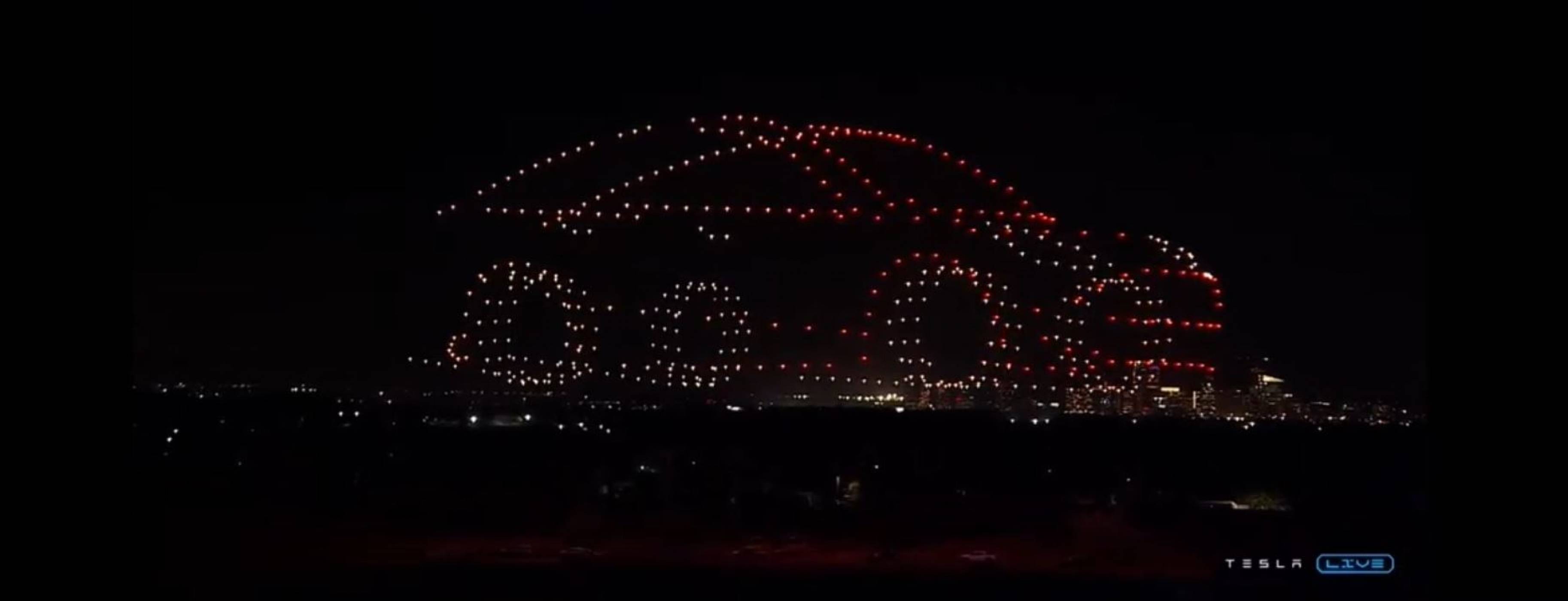Вижте невероятното светлинно 3D шоу с дронове на Илон Мъск, което изуми феновете в Тексас (ВИДЕО)