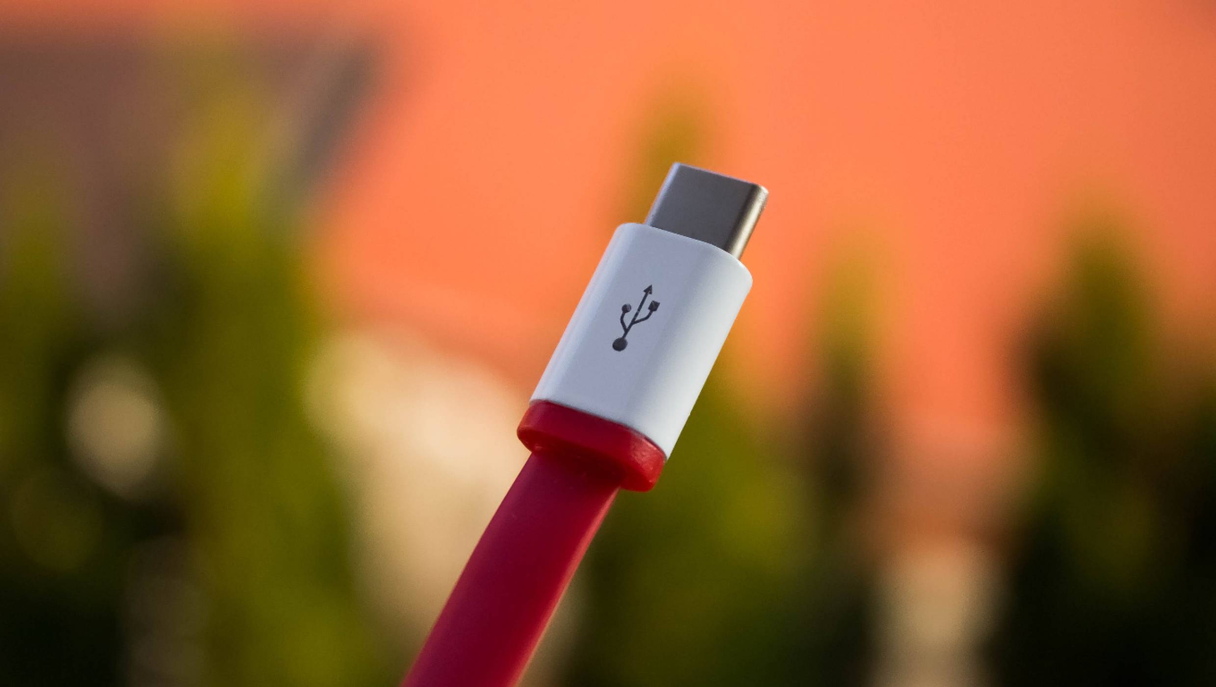 Първият двоен USB-C кабел на Apple позволява да заредите вашия iPhone и нещо друго 